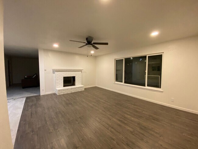 Building Photo - 4 Bedroom 2.5 Bath Home