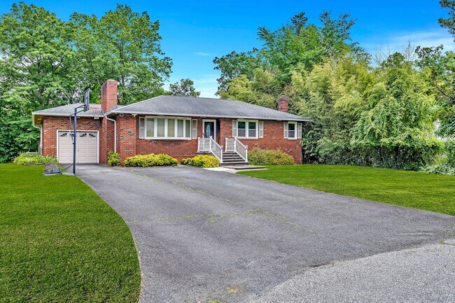 Foto del edificio - 16 Meadowbrook Ln