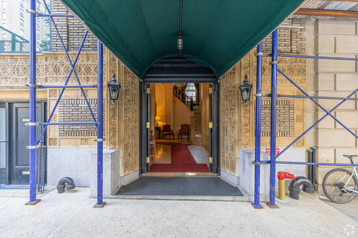 Entrance - Park Avenue Apartments