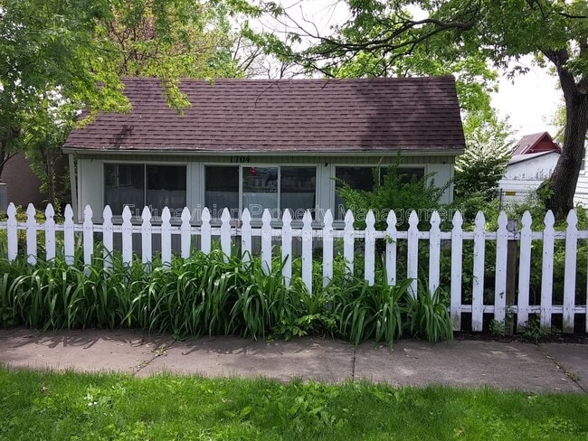 Building Photo - 1704 Belleview Ave