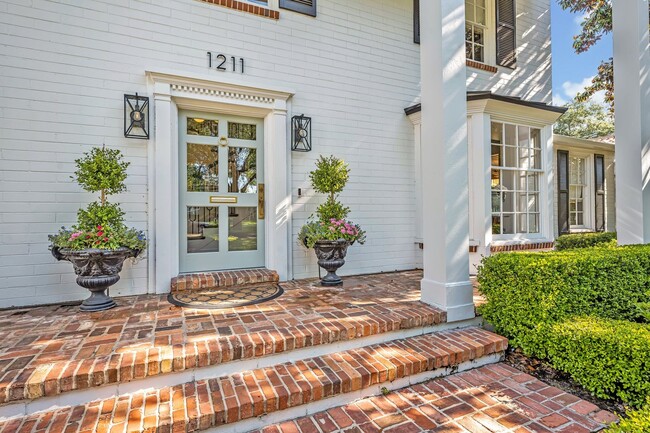 Building Photo - Gorgeous Furnished Home
