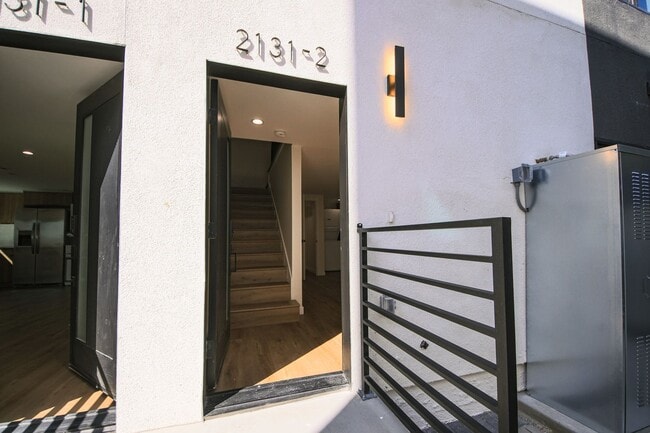 Building Photo - Brand-New 2BD / 2.5BA Duplex in Elysian He...