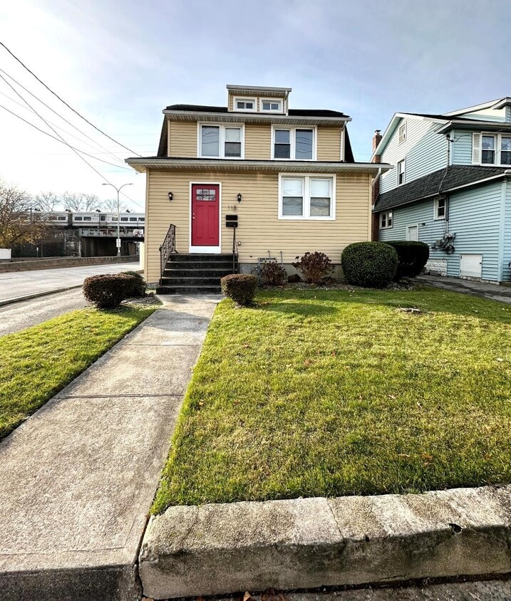 Primary Photo - 118 Lyon Pl