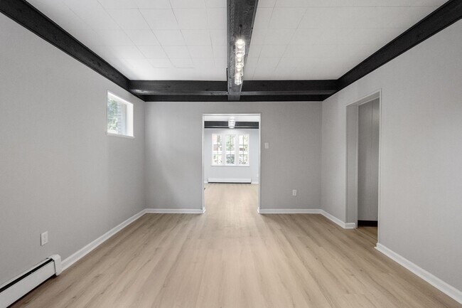 Foto del edificio - Stunning 5 bedroom home in Sheraden available March 1st!