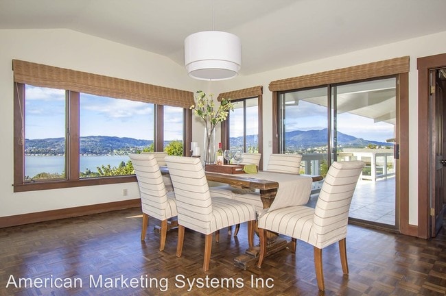 Building Photo - 9 Mira Flores Ln