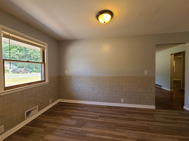 Building Photo - Spacious 4-Bed, 1.5-Bath Home in Benton Ha...