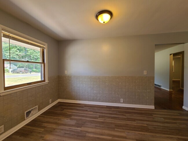 Foto del edificio - Spacious 4-Bed, 1.5-Bath Home in Benton Ha...