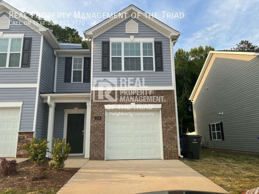 Primary Photo - 3 bed/2.5 baths End Unit Townhome @ The Gr...
