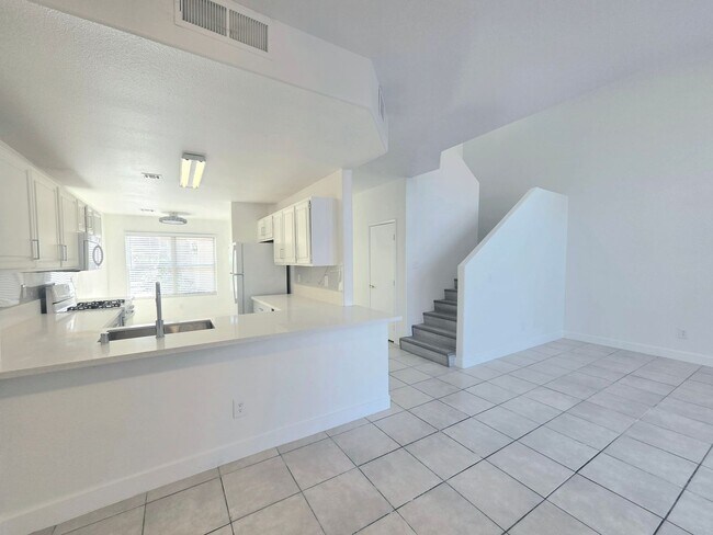 Foto del edificio - Gated Westpark Townhome | 3 Bed | 3 Bath | 2-Car Garage