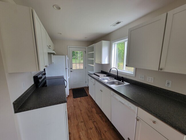 Building Photo - 2 Bedroom House