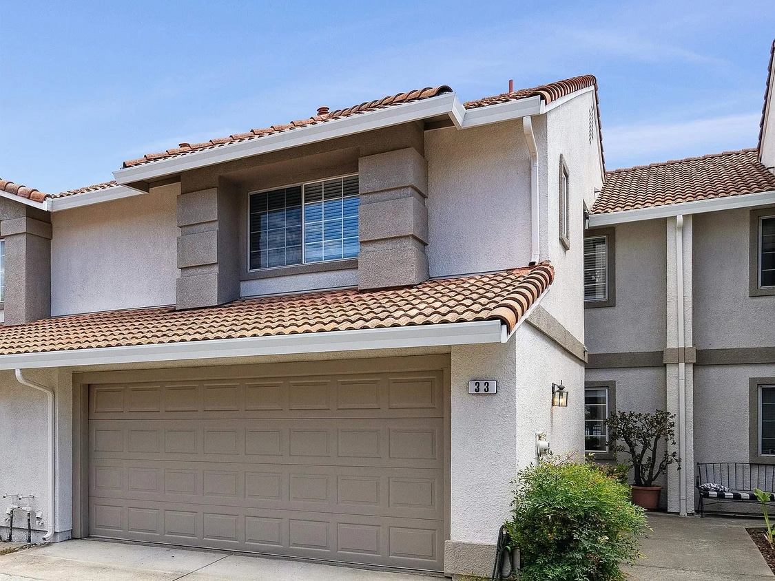 Home on cul de sac - 33 Maximo Ct