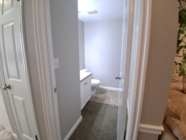 Building Photo - 986 900 E