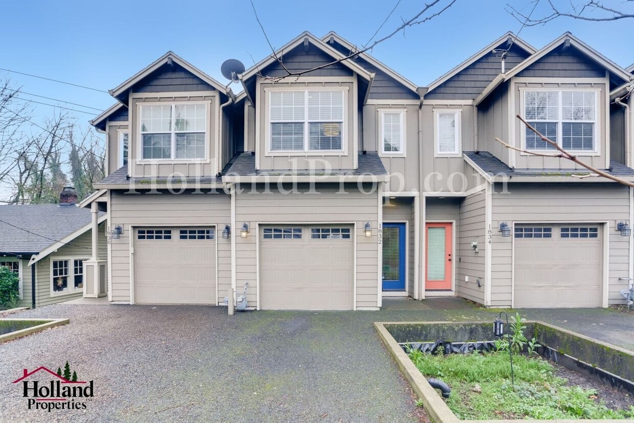 Stylish 3-Bedroom Portland Home with Fireplace, Garage & Modern Conveniences - Stylish 3-Bedroom Portland Home with Fireplace, Garage & Modern Conveniences