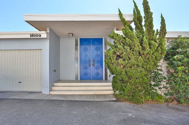 Entrada - 18109 Coastline Dr