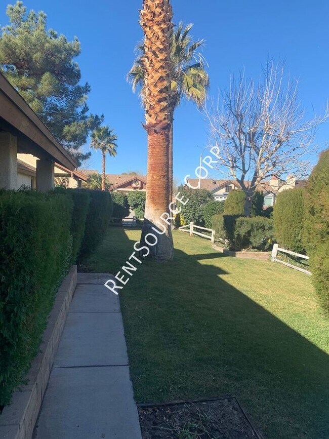 Building Photo - 3 Bedroom Pool Home for Rent in Palmdale