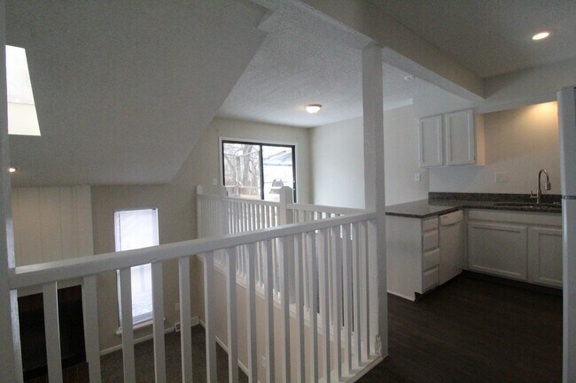 Foto del edificio - April FREE On This Fully Remodeled 2 Bedroom 1.5 Bath Duplex In Olathe