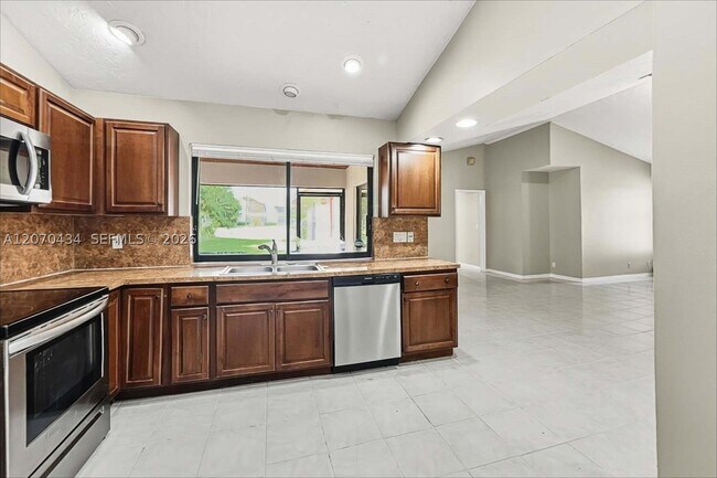 Foto del edificio - 13325 Kingsbury Dr