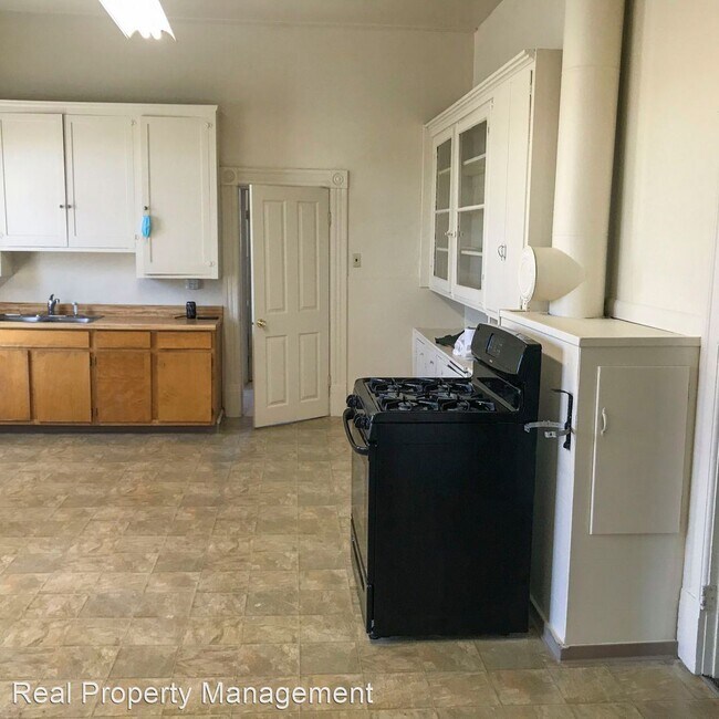 Foto del edificio - 3 br, 1 bath  - 102 W. Harris St.