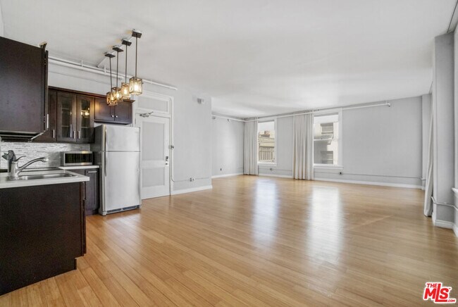 Foto del edificio - 215 W 7th St