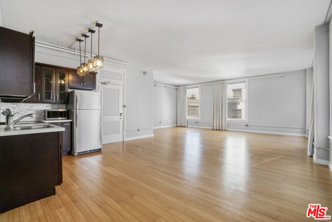 Building Photo - 215 W 7th St