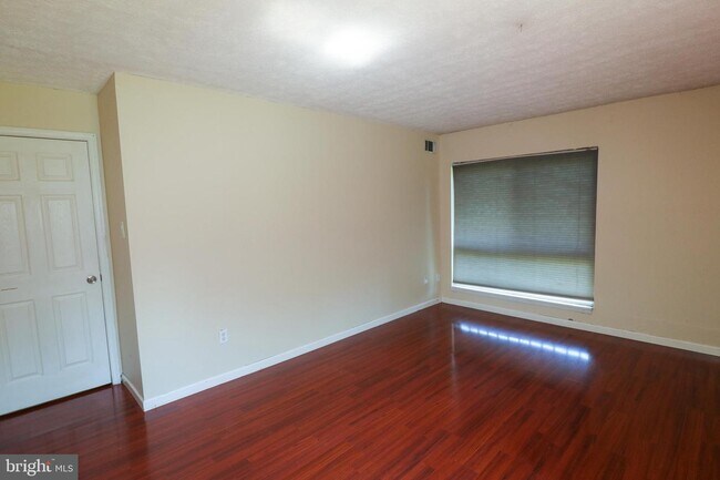 Building Photo - 7950 Seven Woods Dr