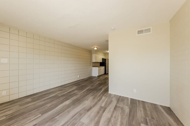Building Photo - 2034 W Cactus Rd Unit D