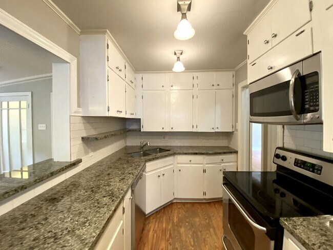 Building Photo - 261 East Oakview Place