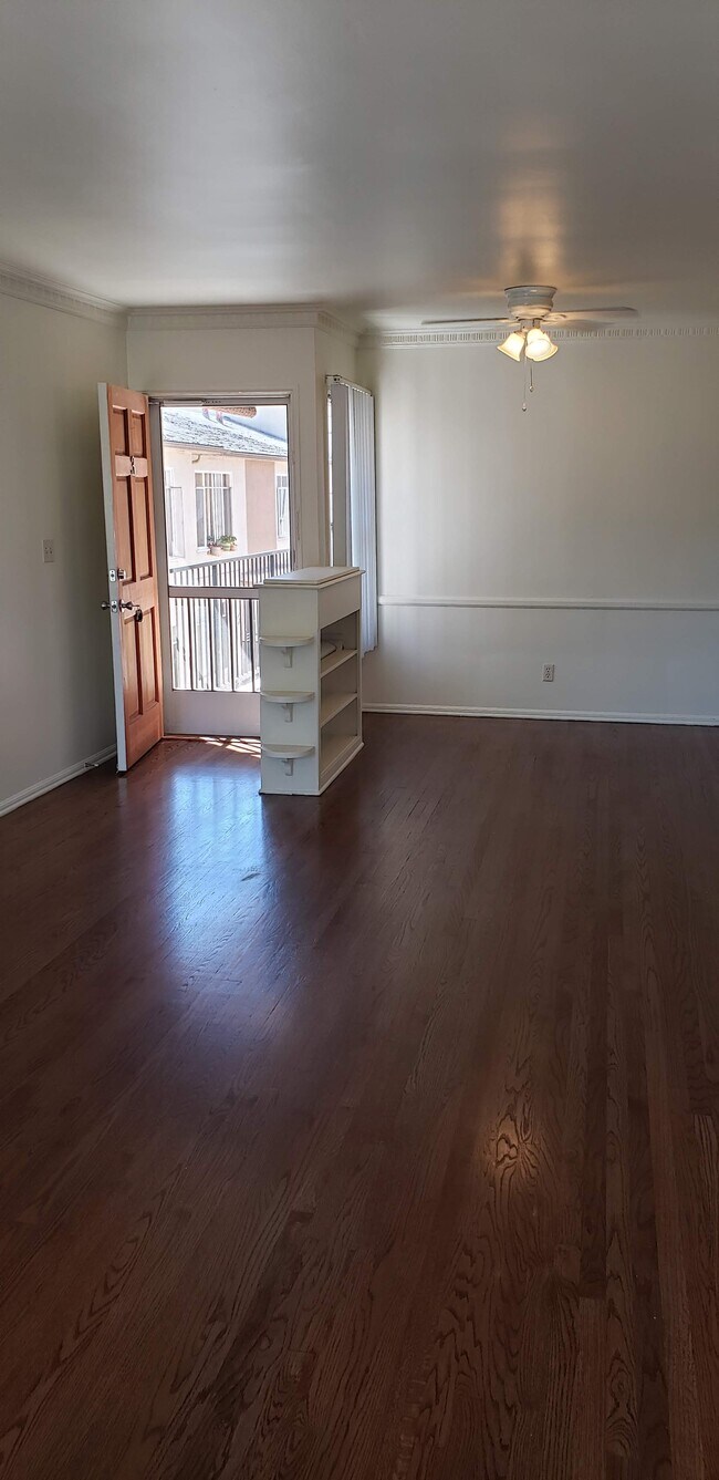 Foto del edificio - 1623 N Hobart Blvd
