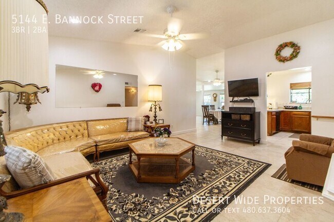 Building Photo - Gorgeous 3/2 FULLY FURNISHED house right o...