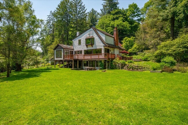 Foto del edificio - Stunning Updated Home with Private Pond Views in Chappaqua