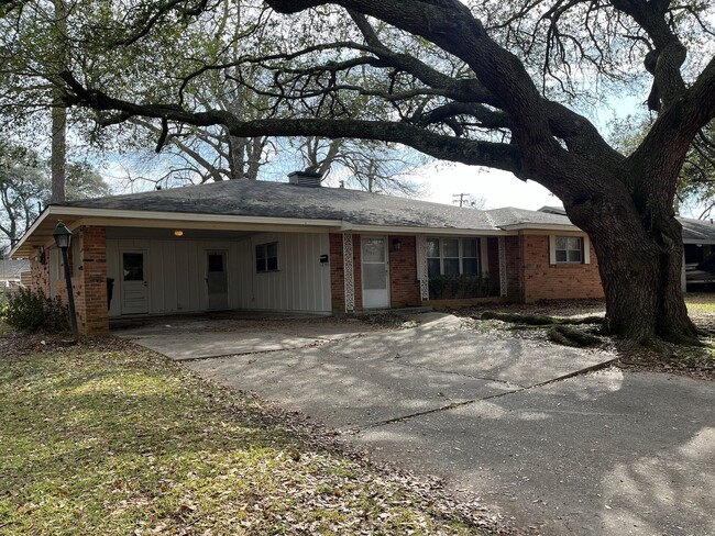 Building Photo - Newly remodeled Broadmoor 3BR/2BA. New app...