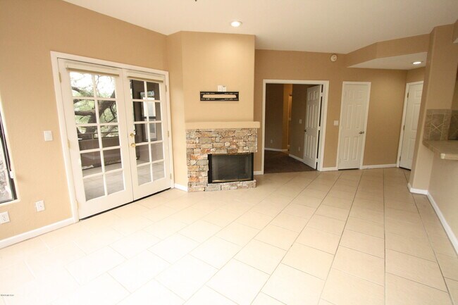 Foto del edificio - 6655 N Canyon Crest Dr