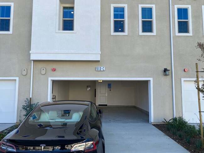 Building Photo - Brand New West Covina Townhome!