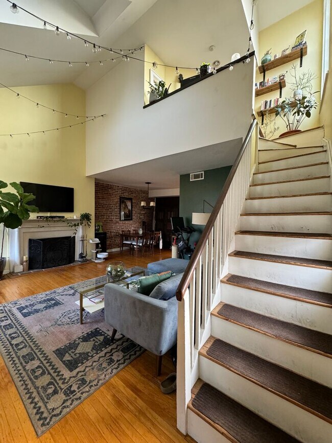 Building Photo - Beautiful Two Bedroom + Deck in Society Hill
