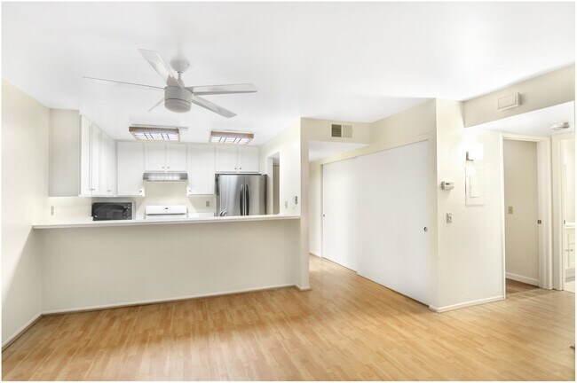 Foto del edificio - 2 Bedroom Ground Floor Irvine Condo