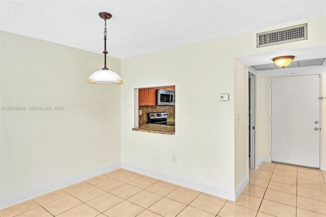 Building Photo - 9410 Tangerine Pl