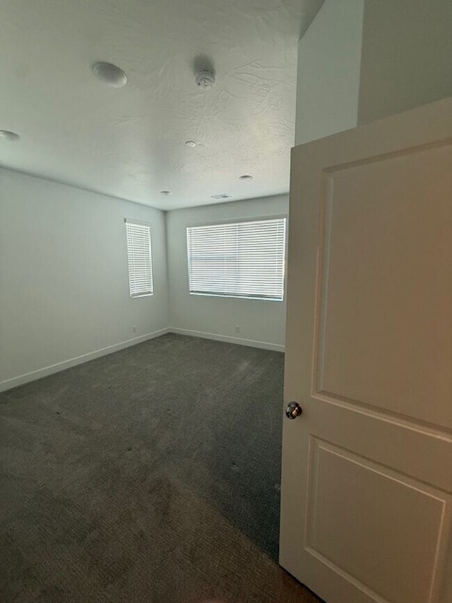 Foto del edificio - Modern 3 Bedroom Condo in Desert Color