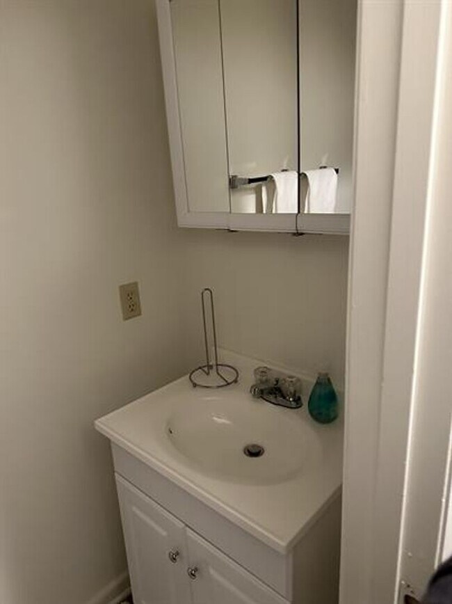 Foto del edificio - Spacious Townhome Available for 2025