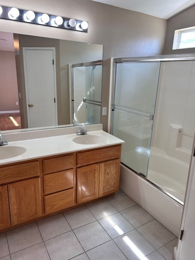 Building Photo - 3 Bedroom/2 Full Bathrooms Stockton