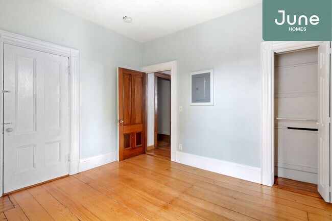 Foto del edificio - ROOM ONLY in 2-bed/1.0-bath Home