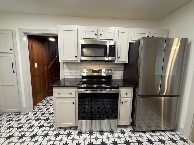 Building Photo - 1802 W 6th Ave