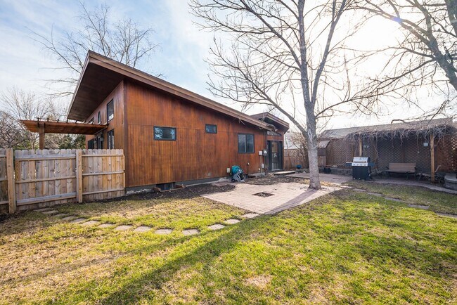 Foto del edificio - Great 4 Bedroom/2 Bath Home near UND!