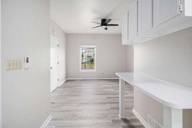 Foto del edificio - $849 Chic & Renovated 1BR with Style- Ask about our security deposit alternative!
