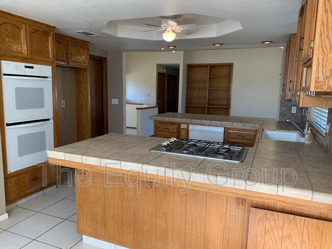 Building Photo - 242 S Cottonwood Ct