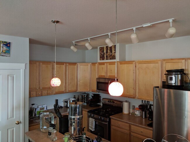 Building Photo - Stunning Sloan's Lake Condo - Just Steps A...