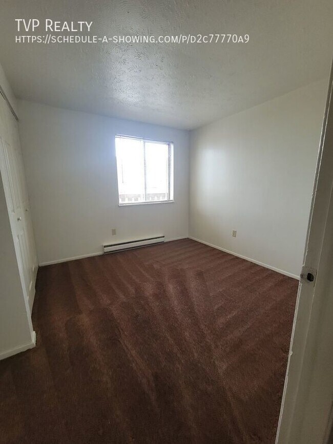 Building Photo - Spacious 2 Bedroom with Balcony