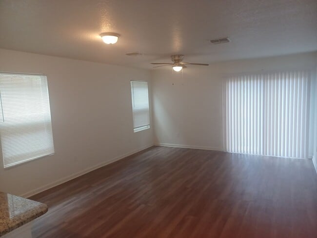 Building Photo - NIce 3 BR 2.5 BA 2 Story Home in Lake Shor...