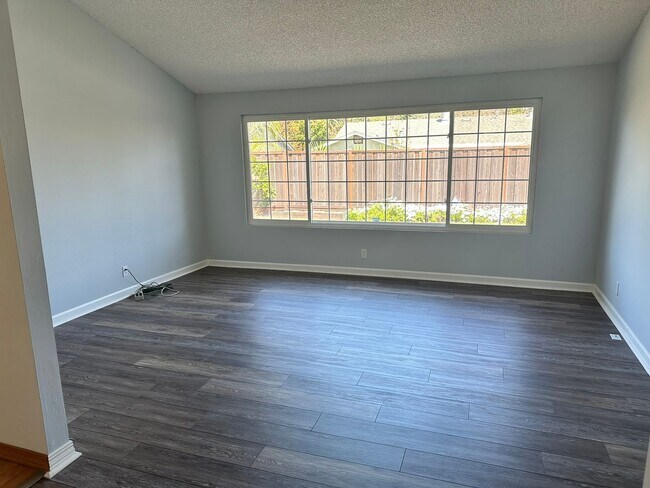 Foto del edificio - 3 Bedroom - North Napa (cross street Salva...