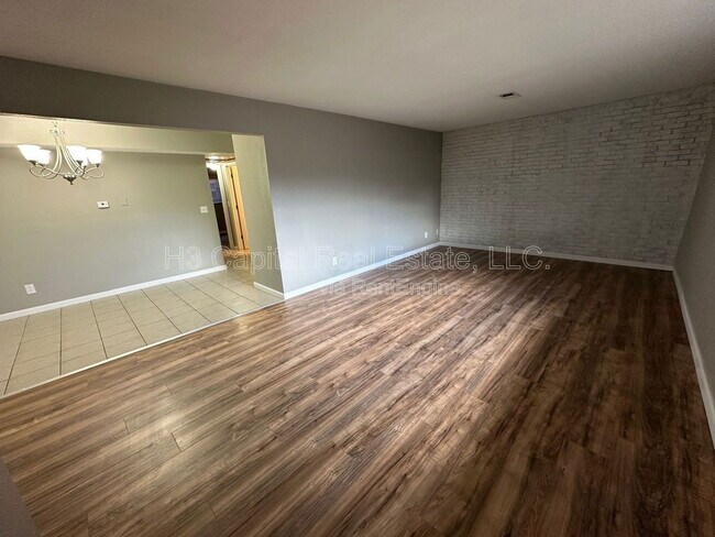 Building Photo - 302 Woodhenge Dr