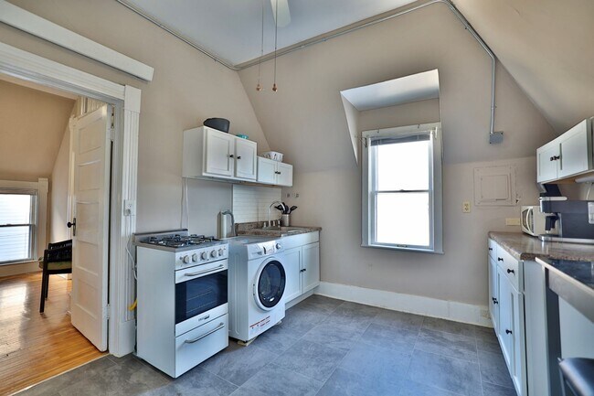 Building Photo - Lyndale Livings